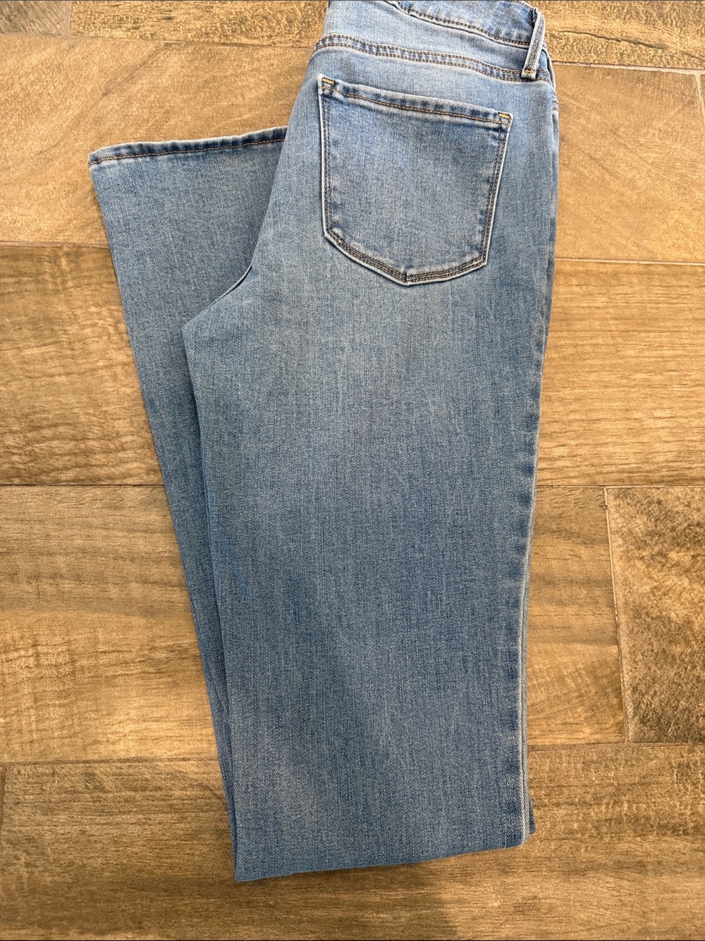 Old Navy Women’s Light Wash Mid-Rise Kicker Bootcut Jeans 6 Tall